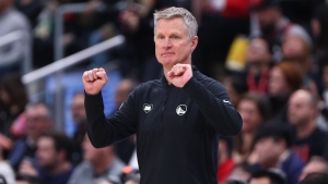 Kerr thrilled with Warriors chemistry as Curry downs Bucks