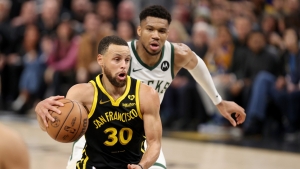 NBA: Curry provides spark as Warriors end Bucks&#039; winning streak