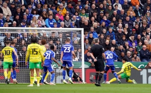 Leicester see off Norwich to put pressure on fellow promotion chasers