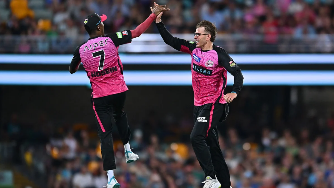 Hosein bowls tidy spell as Sydney Sixers defeat Brisbane Heat by eight wickets for fourth win in a row