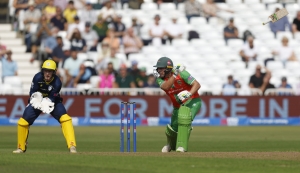 Harry Swindells century sees Leicestershire beat Hampshire in One-Day Cup final