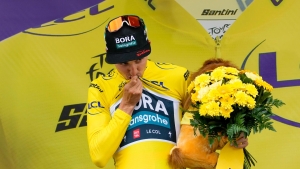 Jai Hindley shakes up Tour de France with breakaway win to claim yellow jersey