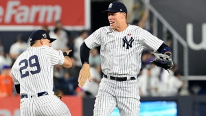 Yankees split doubleheader with Mets as Braves stun Marlins late