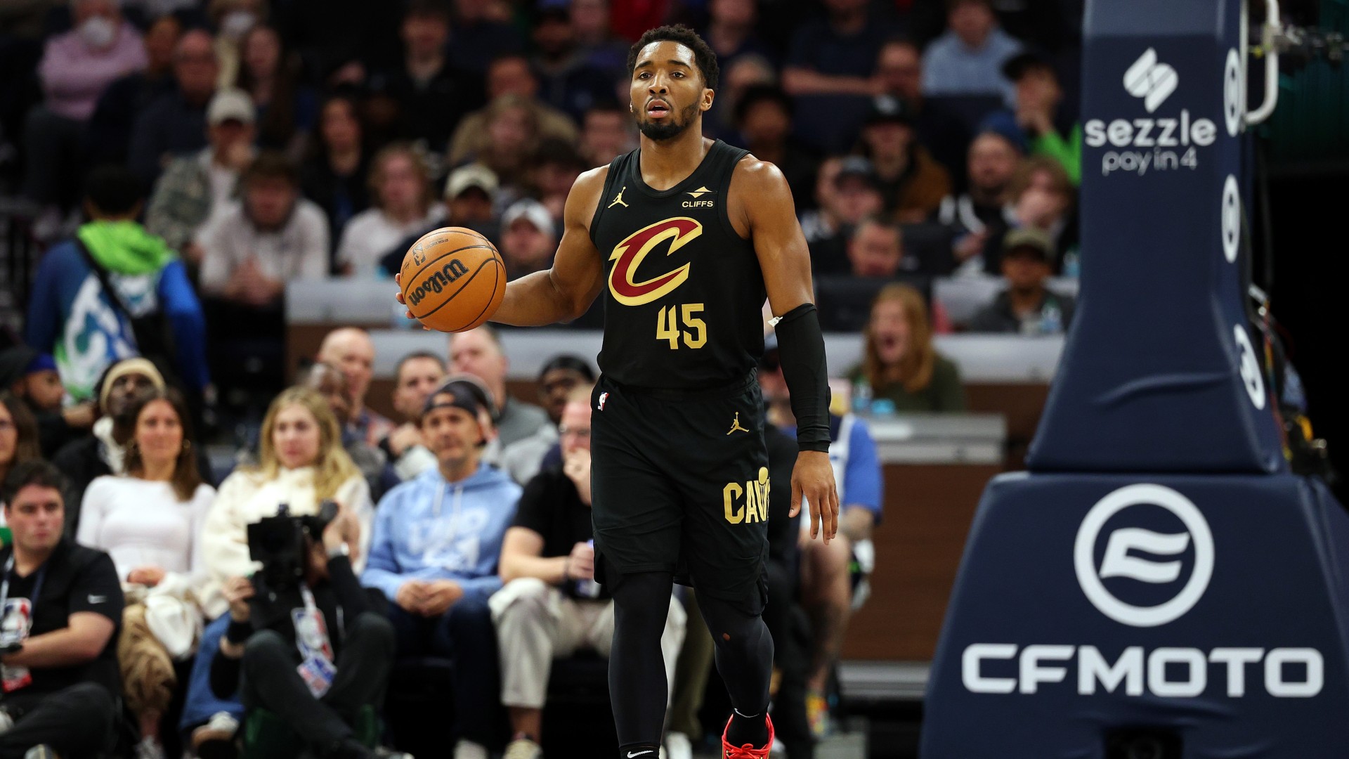 Mitchell leads Cavs past Wolves