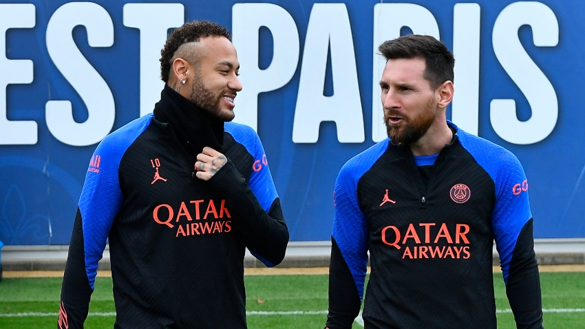 Messi given guard of honour on return to PSG training