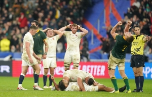 Heartbreak for battling England as South Africa snatch late semi-final victory