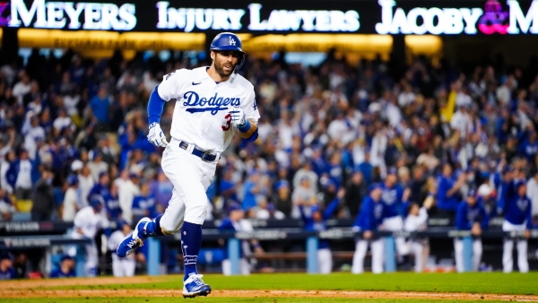 Chris Taylor's three home runs keep Los Angeles Dodgers alive