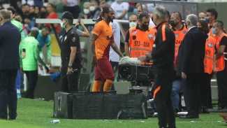 Galatasaray defender Marcao sent off for attacking team-mate