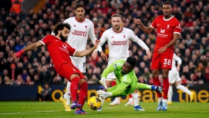 Liverpool held by Manchester United as Arsenal move top of Premier League