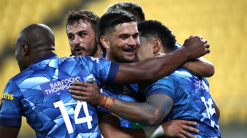 Hurricanes 16-31 Blues: Visitors charge away for impressive win