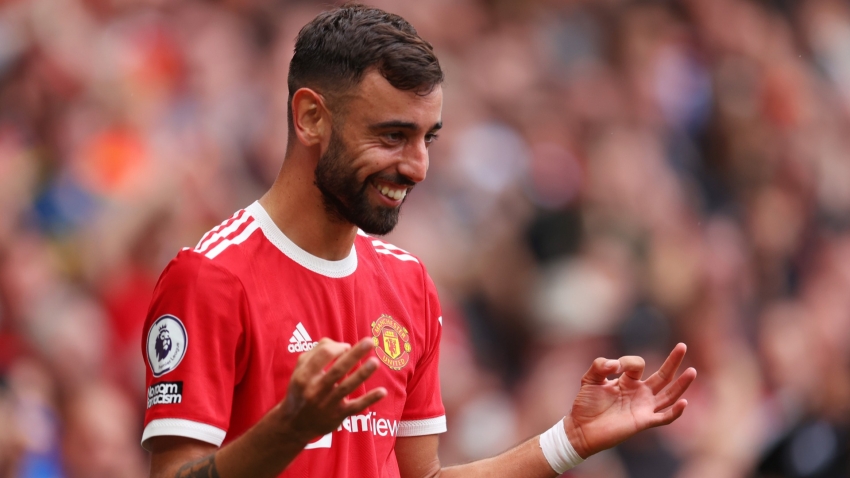 Bruno Fernandes signs long-term contract with Manchester United
