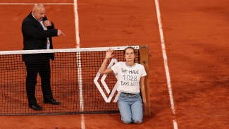 French Open: Climate change activist invades court, fastens herself to net in Roland Garros semi-final