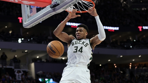 Bucks' Giannis Antetokounmpo makes NBA history by reaching 10,000