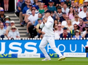 Three quick wickets give England renewed hope in second Ashes Test