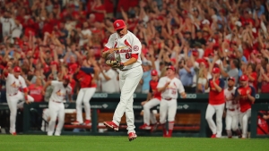 Cardinals clinch playoff spot with 17th straight win, Braves edge Phillies
