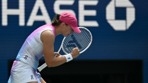 US Open: Swiatek holds off Rakhimova to edge into second round