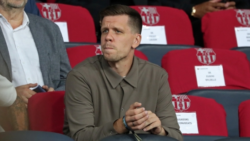 Szczesny made to wait for Barcelona debut