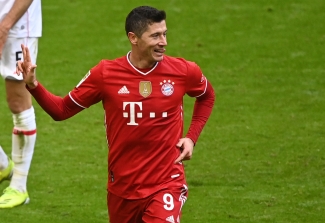 Bayern Munich 4-0 Stuttgart: Lewandowski scores 13th Bundesliga hat-trick for 10-man hosts