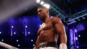 Joshua trains with Tyson&#039;s former coach Shields after Usyk defeat