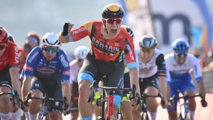 Jonathan Milan wins stage two of Giro after British duo affected by late crash