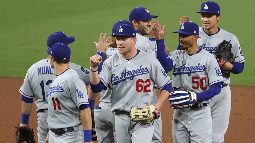 Magic Mookie catch clinches Dodgers victory, de Grom nails nine straight strikeouts
