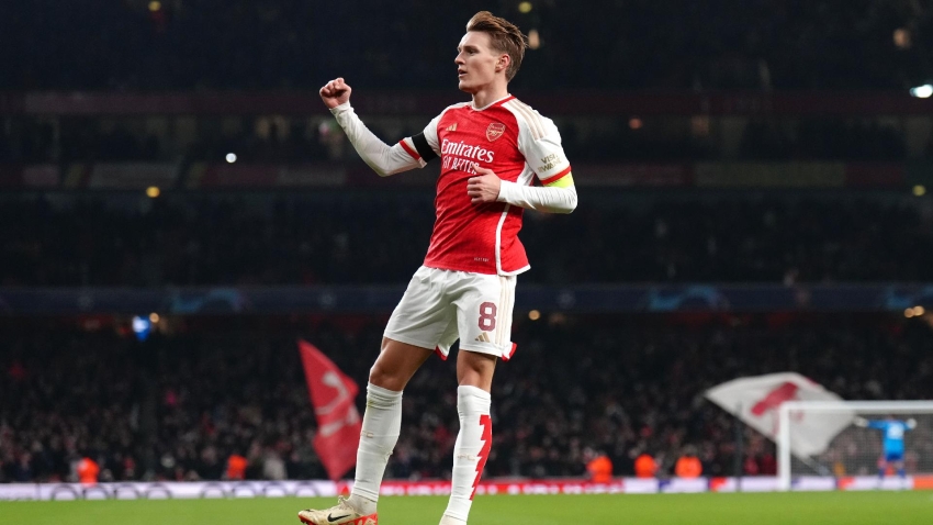 Arsenal through to last 16 as Manchester United squander lead again