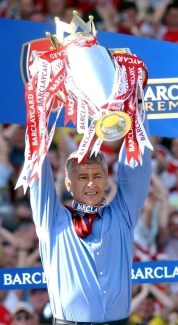 Statue of former Arsenal boss Arsene Wenger unveiled outside Emirates Stadium