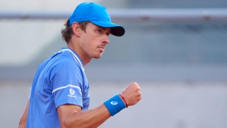 De Minaur reaches first French Open quarter-final with Medvedev upset