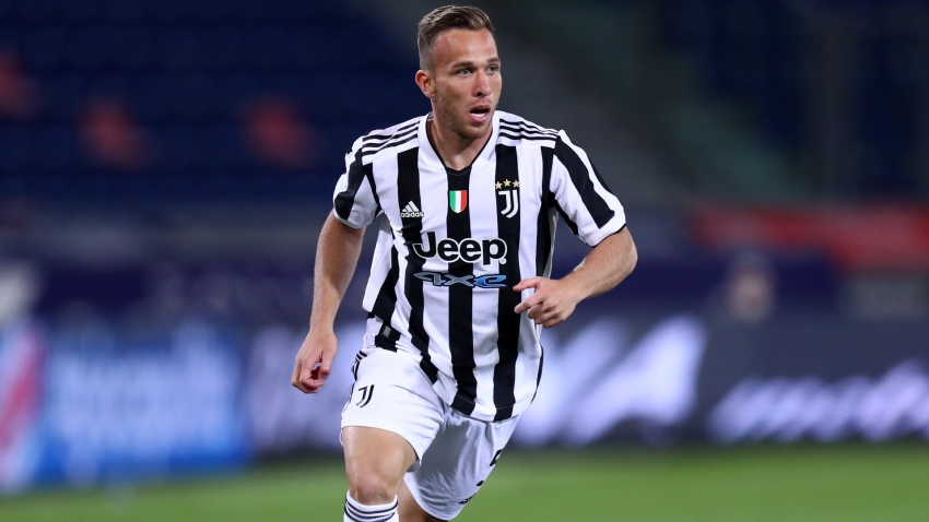 Juventus midfielder Arthur ruled out for three months after knee surgery