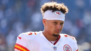 Mahomes cleared after concussion check, Chiefs lose to Titans 27-3