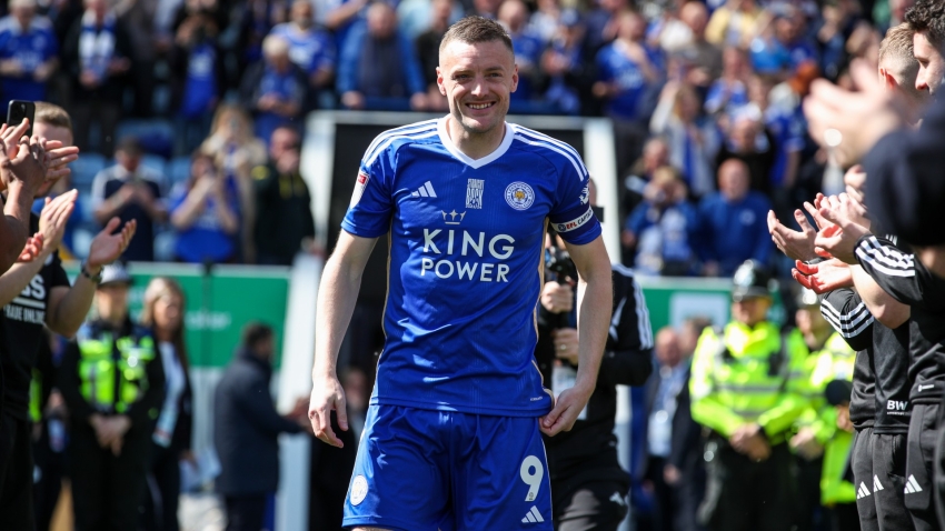 Vardy signs one-year contract extension with Leicester