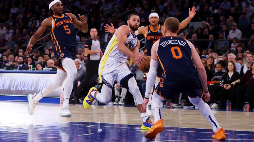 Curry leads Warriors to victory at New York to extend road winning streak to seven games