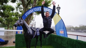 Frankie Dettori to continue riding next year