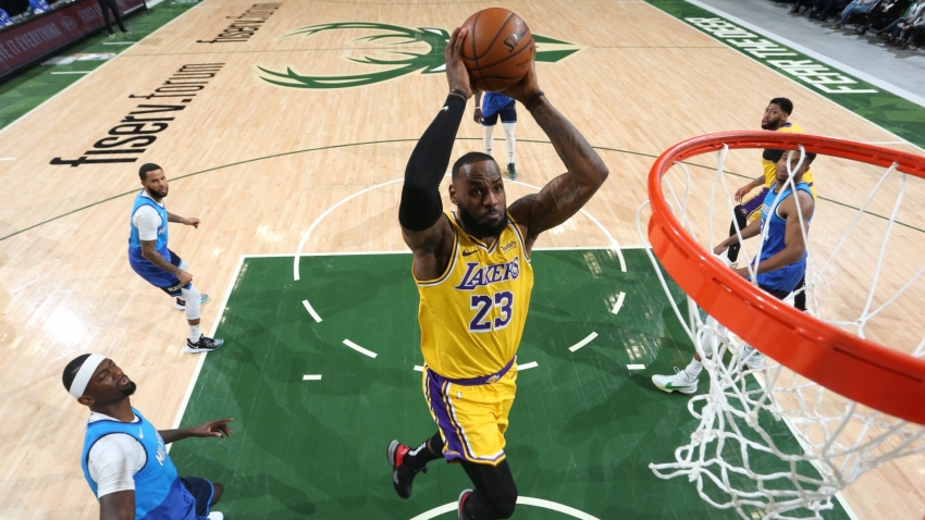 LeBron&#039;s Lakers extend record after taking down Giannis and Bucks, Curry&#039;s 30 not enough