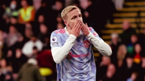 Van de Beek to start for Man Utd as Fernandes is dropped for Carrick&#039;s first game