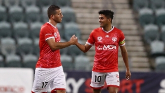 A-League: Phoenix soar to compound Victory&#039;s misery