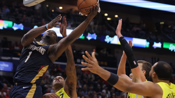 Zion Williamson suffers posterior hip contusion after heavy fall on dunk attempt