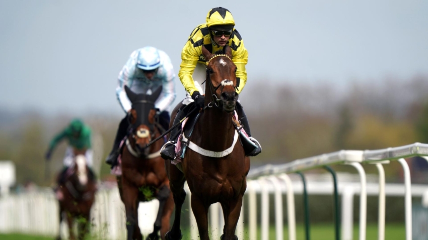 Sir Gino hands Henderson welcome Aintree boost