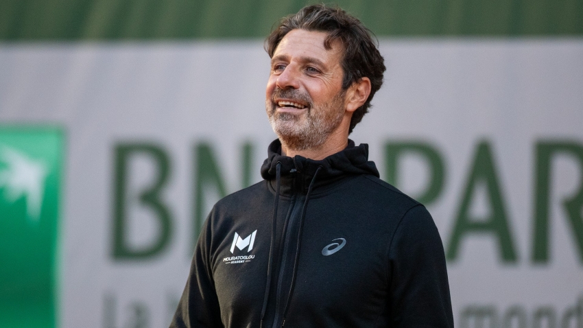 Serena Williams&#039; long-time coach Mouratoglou switches to Halep