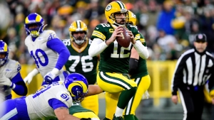 Rodgers shakes off toe injury to lead Packers past slumping Rams
