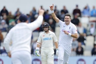 Anderson tears through New Zealand&#039;s top-order as England capitalise on massive lead