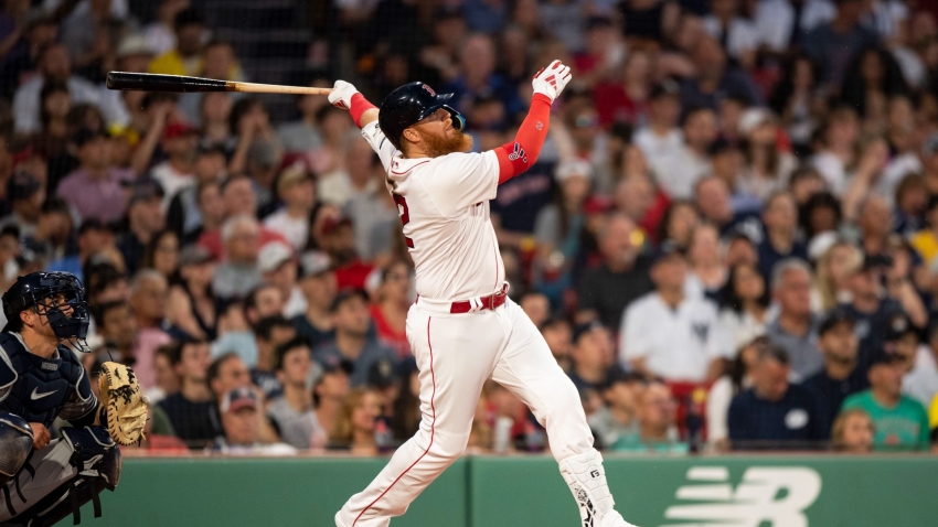Turner homers twice as Sox rout Yankees 15-5