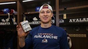 MacKinnon scores 4, extends point streak to 17 as Avalanche win