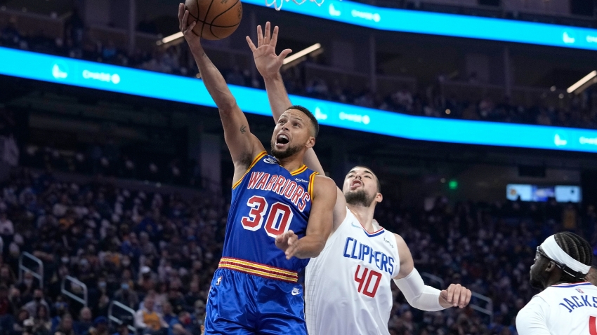 Stephen Curry scores 45, Warriors hold off Clippers 115-113