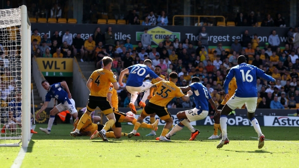 Yerry Mina’s last-gasp equaliser at Wolves gives Everton hope of survival