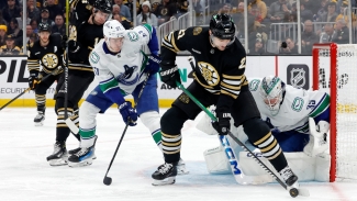 Bruins blank Canucks in matchup of NHL&#039;s top two teams