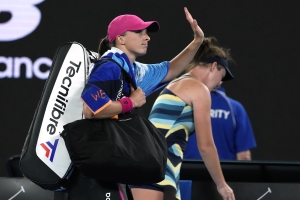 Teenager Linda Noskova stuns world number one Iga Swiatek at Australian Open