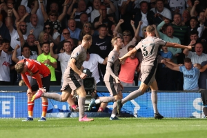 Micky van de Ven scores as 10-man Tottenham go top with win over Luton