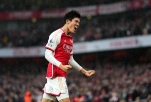 Takehiro Tomiyasu extends Arsenal stay