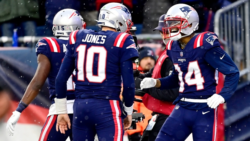 Patriots move into top seed, Brady &amp; Bucs survive against Colts
